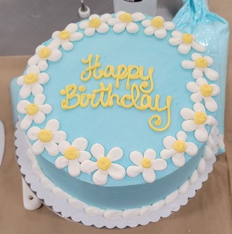 Yellow And Blue Cake Design, 9x13 Cake Decorating Ideas Easy, Daisy Frosting Flowers, Daisy Sheet Cake Ideas, Easy Daisy Cake, Daisy Cookie Cake, Daisy Bday Cake, Small Round Cake Ideas, Dq Cake Designs Dairy Queen