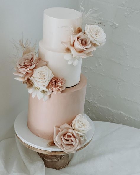 Wedding Cace, Wedding Cake Blush, Wedding Dessert Ideas, Cake White Chocolate, Chocolate Swiss Meringue Buttercream, Baby Pink Wedding, Double Chocolate Cake, English Country Weddings, White Chocolate Cake