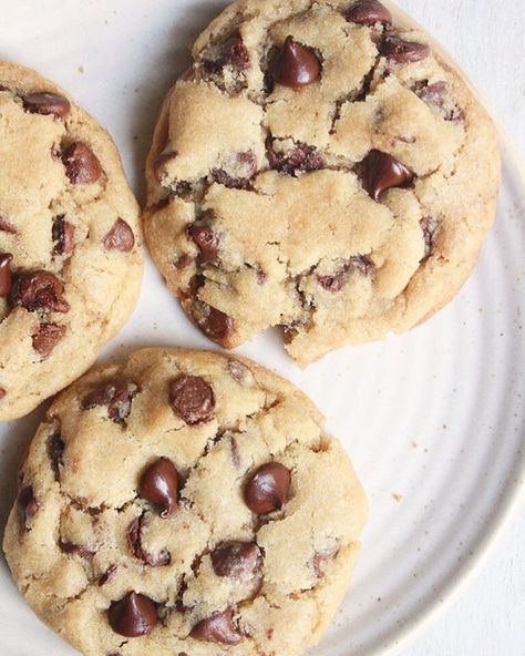 My favourite chocolate chip cookies can be baked to result in three different textures If a long speech about cookies is your thing yay Otherwise scroll to the recipe Link in profilefoodtalkindia feedfeed thefeedfeed foodandwine thekitchn eattheworld huffposttaste fgrams buzzfeast thebakefeed myallrecipes ksgram foodblogfeed foodblogfeed chocolatechipcookies nationalchocolatechipday Photo Cookies, Thick Cookies, Buttery Cookie, Pizza Sugar Cookie, The Best Chocolate Chip Cookies, Best Chocolate Chip Cookies, Cooking Chocolate, Buttery Cookies, Best Chocolate Chip Cookie