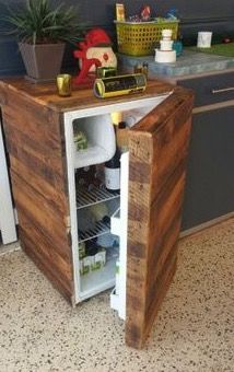 Fridge Diy, Nails Application, Outdoor Fridge, Pallet Bar Diy, Liquid Nails, Wood Pallet Projects, Diy Pallet Projects, Mini Fridge, Wooden Pallets