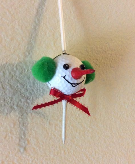 Golf Ball Snowman, Golf Tee Ornaments, Golf Ornaments Diy, Golf Ball Christmas Tree, Diy Golf Ornament, Sport Ornaments Diy, Golf Ball Christmas Ornaments, Golf Ball Ornaments Diy, Golf Christmas Ornaments