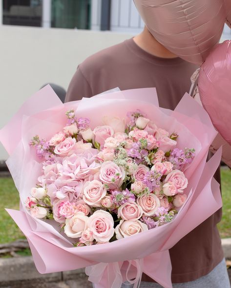 Looking for a bouquet that’s both playful and elegant? 💐 Our pink floral arrangement paired with festive balloons is the perfect blend of fun and sophistication. The soft shades of pink create a gentle, romantic vibe, while the balloons add a touch of celebration, making it an ideal gift for birthdays, anniversaries, or simply to brighten someone’s day. Whether you’re expressing love, joy, or just sending a smile, this bouquet with balloons will make the moment even more memorable. Place yo... Pink Rose Crochet Bouquet, The Balloon, Pink Floral, Ideal Gift, Floral Arrangements, Balloons, Birthday Gifts, How To Memorize Things, Festival