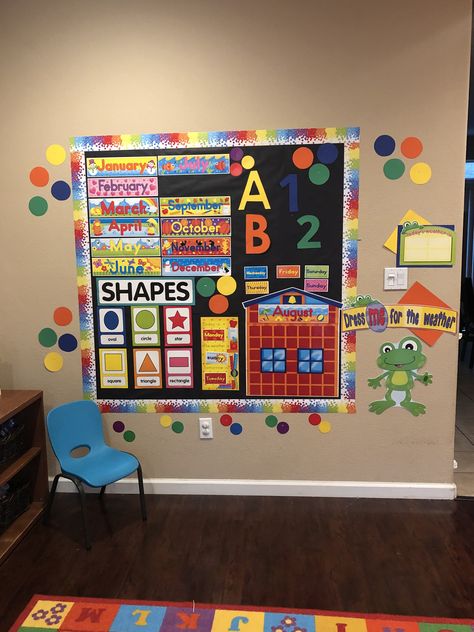 Preschool Bulletin Board, Toddler Bulletin Boards, Preschool Classroom Layout, Head Start Classroom, Teaching Classroom Decor, Preschool Calendar, Preschool Program, Prek Classroom, Preschool Bulletin