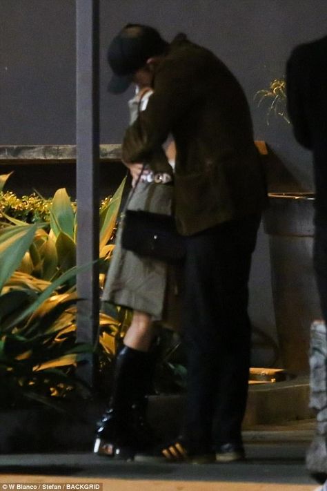 Robert Pattinson and FKA Twigs have a smooch and laugh #dailymail Dispatch Dating Photo, Fka Twigs, Jung So Min, Paparazzi Photos, Kpop Couples, Hidden Love, Ulzzang Couple, Korean Couple, Robert Pattinson