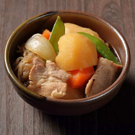 Nikujaga literally translates to 'meat' and 'potatoes' in Japanese. This delicious Japanese stew made with beef, cooked vegetables is seasoned with soy sauce, sugar, sake and mirin. Nikugaja is a classic example of yoshoku, which is a word used to refer to western-influenced Japanese cuisine. Other notable example of Yoshuku are Hambagu or Japanese Hamburger steak or Omurice (Japanese omelette-rice). Potatoes play a key role here, they are allowed to boil until most liquid has been reduced, post White Stew Japanese, Nikujaga Recipe, Japanese Beef And Potato Stew, Nikujaga Recipe Japanese Style, Japanese Steakhouse Soup, Japanese Okazuya Recipes, Japanese Hamburger Steak, Hamburger Steak, Winter Comfort Food