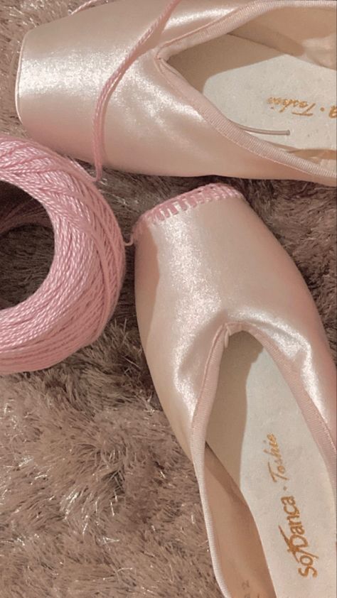 Darning Pointe Shoes, Point Shoes Aesthetic, Pointe Shoes Aesthetic, Pointe Shoes Photography, Aesthetic Ballerina, Dancer Lifestyle, Ballet Aesthetic, Bff Jewelry, Shoes Aesthetic