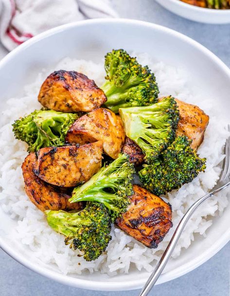 This flavorful Air Fryer Chicken and Broccoli recipe is so easy to make and can be ready in just about 30 minutes! Air Fryer Chicken Bites, Bbq Baked Chicken Breast, Cabbage Recipes Healthy, Chicken Bites Recipes, Broccoli Bites, Healthy Summer Dinner Recipes, Fitness Meals, Baked Bbq Chicken, Chicken Chunks