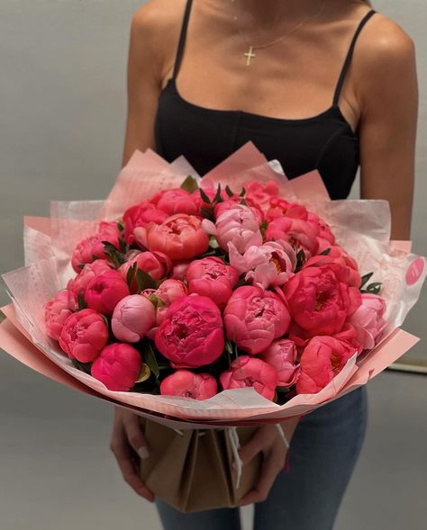 Coral charm peonies are available for orders on our website❗️ To place an order: ▪️ WhatsApp/ iMessage 310 422 9654 ▪️ www.blackorchidflowersbh.com ▪️ 208 S Beverly drive suite 201 Beverly Hills CA 90212 #coralcharmpeony #coralcharmpeonies #peonylosangeles Coral Peony Bouquet, Coral Peony, Coral Charm Peony, Peonies Season, Coral Peonies, Peony Wedding, Peonies Bouquet, Place An Order, Beverly Hills