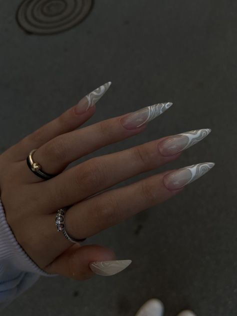 Sharp Almond Nails Design, Stelito Nails Designs, Long Almond Acrylic Nails, Almond Stiletto Nails, Simple Stiletto Nails, Nails And Rings, Unghie Sfumate, Kutek Disney, Sharp Nails