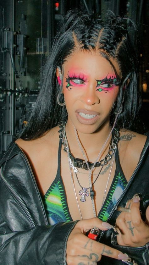 Rico Nasty releases a new video for her song "Intrusive." Black Women Alternative Fashion, Alt Makeup Black Women, Afro Goth, Crop Coat, Celebrity Icons, Punk Makeup, Anime Makeup, Alt Makeup, Face Face