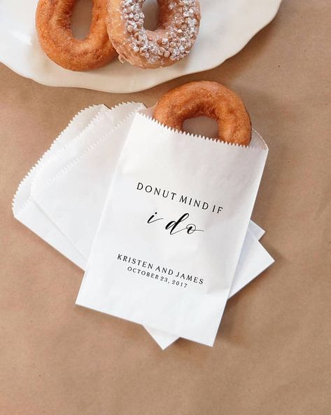 Wedding Donuts, Creative Wedding Favors, Inexpensive Wedding Favors, Donut Bar, Elegant Wedding Favors, Best Wedding Favors, Wedding Favors Fall, Wedding Dessert Table, Wedding Dessert