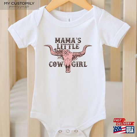 Mama's Little Cowgirl Onesie Western T-Shirt Unisex Check more at https://mycustomily.com/product/mama-s-little-cowgirl-onesie-western-t-shirt-unisex/ Western Bodysuit, Cowgirl Onesie, Rodeo Girls, Bull Rider, Cowboy Baby, Western Babies, Baby Cowboy, Baby Outfit, Rodeo