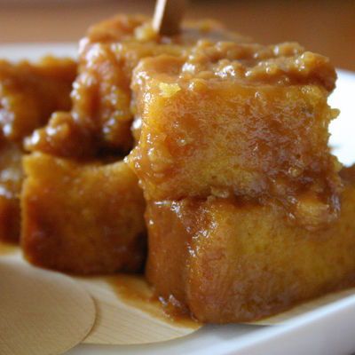 Check out this easy recipe for making fa'ausi, the sweet samoan delicacy with coconut caramel sauce and bread! It's the Samoan version of a bread pudding that you can have for breakfast, lunch, dinner and dessert! Video courtesy of SamoaFood.com SUGGESTED LINKS Check out how to make the Samoan staple Sapasui (Chop Suey) Try your hand at some Ulu pancakes! Samoan Food Recipes, Samoan Recipes, Tongan Food, Polynesian Recipes, Fijian Food, Samoan Food, Coconut Caramel Sauce, Traditional Meals, African Dishes