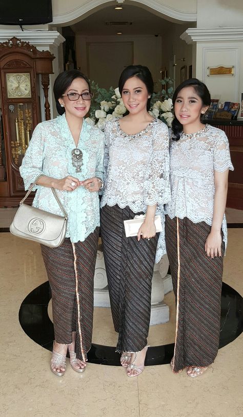 Kebaya lace modern.... Kebaya Lace Modern, Kebaya Brokat Modern, Mode Batik, Model Dress Kebaya, Hijab Stile, Dress Muslim Modern, Kebaya Lace, Kebaya Wedding, Filipiniana Dress