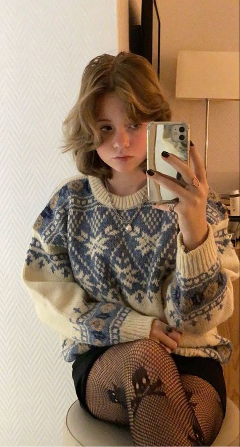 Aesthetic Christmas Jumper, Christmas Jumper Outfit, Jumper Aesthetic, French Girl Aesthetic, Jumper Outfit, Girls Jumpers, Aesthetic Christmas, Pink Lady, Christmas Jumper