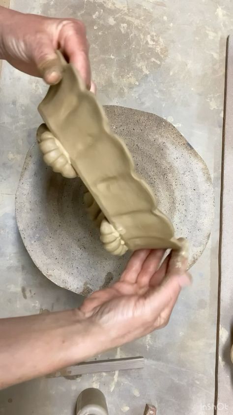 Kajsa Leijström | A simple way to create pot paws #keraleij_potteryvideo | Instagram Cerámica Ideas, Pottery Handbuilding, Pottery Inspiration, Pottery Designs, Pottery Bowls, Crete, Ceramic Bowls, Clay Art, Mug Cup