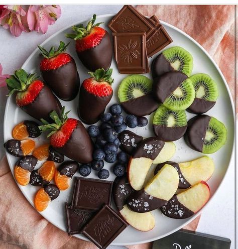 Chocolate Covered Fruit Platter, Dessert Original, Dessert Platter, Party Snack Food, Party Food Platters, Chocolate Fruit, Charcuterie Recipes, Think Food, Buffet Food