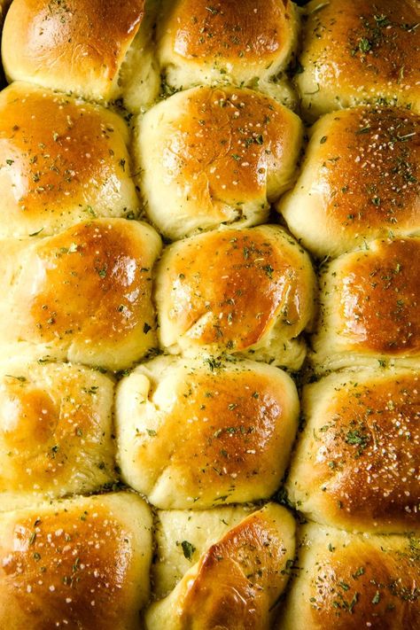 Scandinavian Bread, Bread Machine Rolls Recipes, Buttery Dinner Rolls, Bread Machine Rolls, Bread Machine Recipes Sweet, Roll Dough Recipe, Dinner Rolls Easy, Bread Making Machine, Easy Bread Machine Recipes