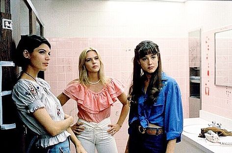 Dazed and Confused (1993). L to R: Kaye Faulkner (Christine Harnos), Shavonne Wright (Deena Martin), & Jodi Kramer (Michelle Burke). This is a behind-the-scenes photograph from the movie. Kaye: “And there you guys were in class trying to list all the Gilligan’s Island episodes without even a hint of irony.” Shavonne: “What in the Hell are you talking about, girl?” Kaye: “You weren’t thinking about it were you?” Shavonne: “Gilligan’s Island?” Dazed And Confused Jodi Kramer, Jodi Kramer Dazed And Confused, Dazed And Confused Costume, Dazed And Confused Halloween, Dazed And Confused Outfits, Michelle Burke, Ruby Aesthetic, Professional Casual Outfit, Thrifting Ideas