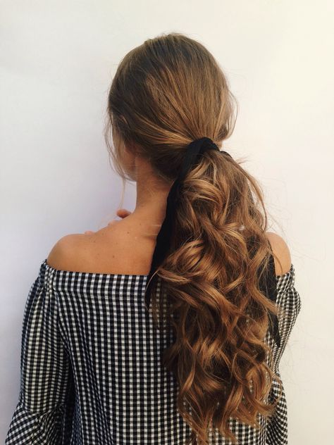 Curly low ponytail Curly Low Ponytail, Ponytail Hairstyles For Prom, Hairstyle Pony, Wavy Hair Brown, Ponytail Curly, Prom Ponytail Hairstyles, Wedding Ponytail Hairstyles, Long Ponytail Hairstyles, Princesscore Aesthetic