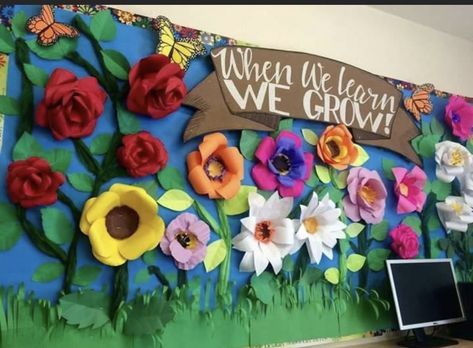 Spring Bulletin Boards Preschool, Garden Bulletin Boards, Garden Theme Classroom, Flower Bulletin Boards, Spring Bulletin, School Board Decoration, Spring Bulletin Boards, Spring Classroom, Preschool Bulletin