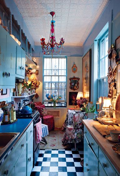 New York Design Hunting - Angela McCluskey and Paul Cantelon’s Greenwich Village Home -- New York Magazine - Nymag Bohemian Style Kitchen, Boho Chic Kitchen, Bohemian Kitchen, Kitchen Decor Apartment, Kitchen And Dining Room, Deco Originale, Deco Retro, Deco Boheme, Boho Kitchen