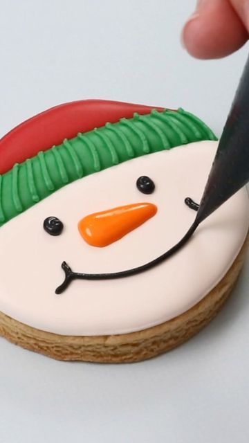 Stephanie | Little Cookie Co on Instagram: "Frosty the Snowman ⛄️ . . . . #frostythesnowman #royalicing #royalicingcookies #christmascookieideas #christmascookies #christmasbaking #snowmancookies #decoratedsugarcookies #decoratedcookies #howtodecoratecookies #cookietutorials" Christmas Sugar Cookie Cutouts, Fancy Decorated Cookies, Gingerbread Man Royal Icing Cookies, Round Sugar Cookies Christmas, Gingerbread Cookies Royal Icing, Christmas Cutout Cookie Decorating Ideas, Snowflake Decorated Sugar Cookies, Santa Royal Icing Cookies, Snowman Royal Icing Cookies