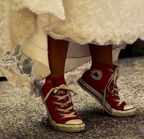 Converse Wedding, Pool Wedding, Wedding Converse, Red Converse, Interesting Photos, Dr. Martens Boots, My Vibe, Look Cool, Womens Running Shoes