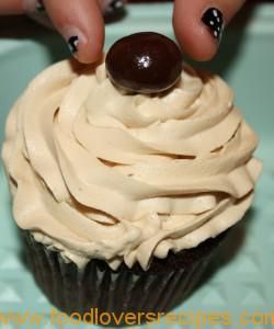 CUPPACHINO ICING Cappuccino Frosting, Cappuccino Cupcakes, Food Lovers Recipes, Mocha Cappuccino, Mocha Cupcakes, Coffee Cupcakes, Novelty Birthday Cakes, Mango Cake, Cake Bites