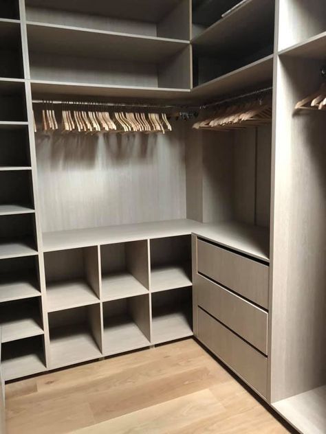 Small Master Closet Design Layout Corner, Square Closet Ideas, Step In Closet Ideas, Closet Designs Corner, L Shape Closet Ideas Walk In, Small Master Closet Ideas, Closet Corner Ideas, Corner Closet Ideas, L Shaped Wardrobe