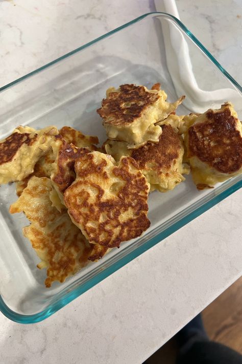 These delicious shredded apple pancakes are a great way to serve apple to little ones! Perfect for baby led weaning ages 6 months and up. Shredded Apple Pancakes, Apple Pancakes For Baby, Infant Meals, Toddler Recipe, Ale Recipe, Apple Ideas, Toddler Foods, Cream Corn, Baby Apple