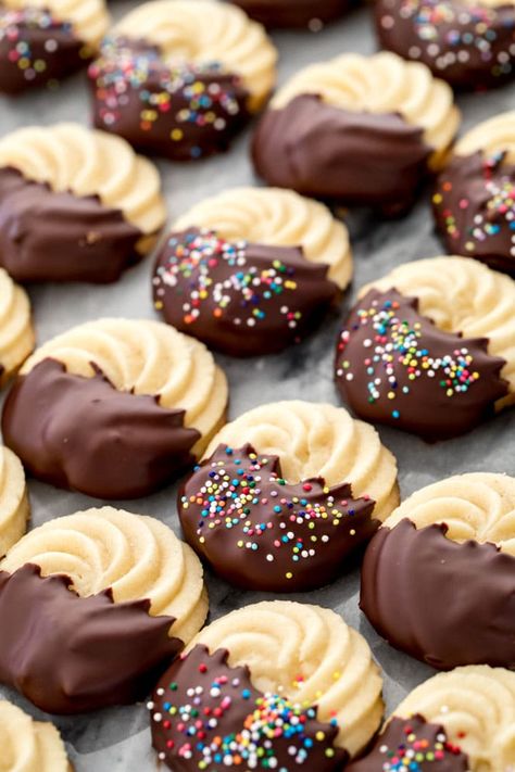 Butter Cookies that are simple to make! Crisp buttery cookies with melt-in-your-mouth centers, these are a great Christmas cookie! #buttercookies #christmascookies #sugarspunrun بيتي فور, Butter Cookies Easy, Smores Dessert, Jul Mad, Resepi Biskut, Cookies Easy, Butter Cookies Recipe, Buttery Cookies, حلويات صحية