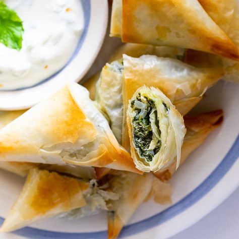 Mini Spanakopita Spanakopita Triangles, Spanakopita Recipe, Spinach Puff Pastry, Phyllo Recipes, Greek Appetizers, Toasted Ravioli, Phyllo Dough, Appetizer Bites, Flaky Pastry