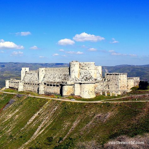 Krak Des Chevaliers, Syria The most famous Crusader Castle and one of the most important preserved medieval castles in the world Krak Des Chevaliers Syria, Ruins Photography, Krak Des Chevaliers, Medieval Castles, Castle Scotland, Castles In Scotland, Travel Oklahoma, Scotland Castles, Belgium Travel