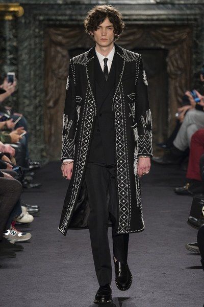 Valentino Menswear, Haute Couture Style, Gaun Abad Pertengahan, Nigerian Men Fashion, 2016 Menswear, Mens Fashion Fall, Mode Inspo, Menswear Collection, Fantasy Fashion