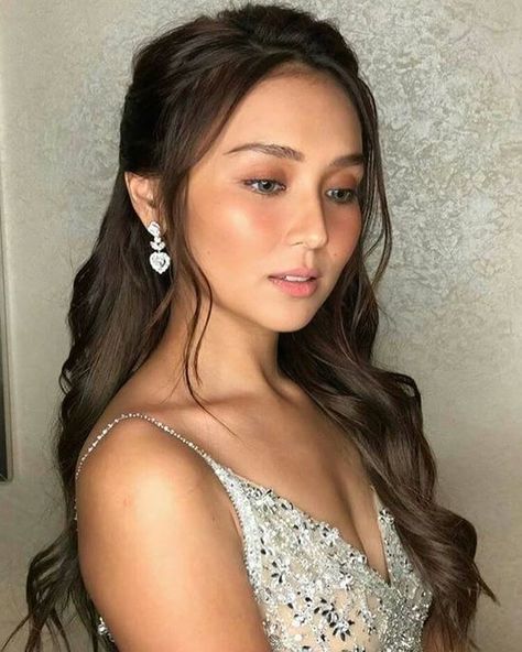 #KathNielAtStarMagicBall2017 Thank you glam team!!!! Always beautiful! #DanielPadilla #KathrynBernardo #KathNiel #KathNielPeeps (@supremo_dp @bernardokath @karlaestrada1121 @bernardomin @omengq) Yhinejhai08 Js Prom Hairstyle, Hairstyle For Js Prom, Debut Hairstyles, Hairstyle Twist, Care Hairstyle, Js Prom, Debut Ideas, Engagement Hairstyles, Outfit Elegant