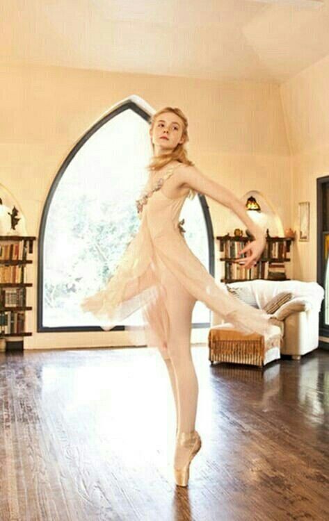 Elle Fanning Style, Fanning Sisters, Dakota And Elle Fanning, Dakota Fanning, Elle Fanning, Girl Crushes, Favorite Celebrities, Mermaid Formal Dress, Actors & Actresses