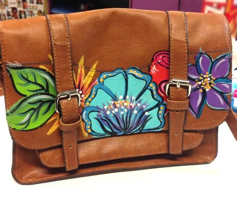 How to give to new life to a thirft store purse! #craftychica #paintedpurse #upcycled Store Purses, Painted Purses, Diy Thrift Store Crafts, Vintage Thrift Stores, Thrift Store Makeover, Vintage Jewelry Diy, Types Of Purses, Painted Purse, Thrift Store Crafts