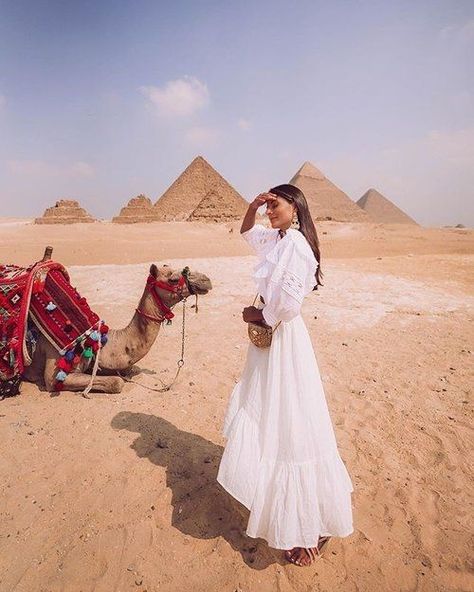 Pyramids Of Giza Photo Ideas, Egypt Look Fashion, Pyramid Photoshoot Ideas, Cairo Outfit Travel, Giza Pyramids Photoshoot, Egypt Pyramids Outfit, Pyramids Egypt Photo Ideas, Pyramid Picture Ideas, Pyramids Of Giza Outfits