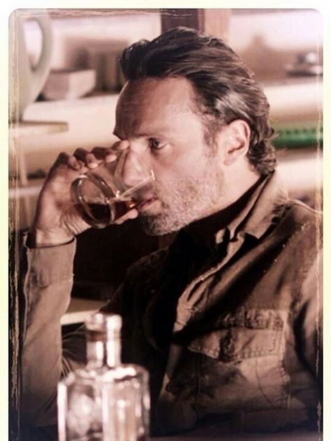 Drinking with the damn governor Rick Grimes Wallpaper, Grimes Wallpaper, Walking Dead Pictures, Gala Looks, Andy Lincoln, Walking Dead Tv Series, The Zombies, Walking Dead Daryl, Walking Dead Cast