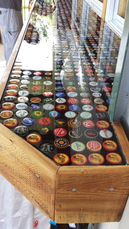 Bottle Cap Table Top, Bar Top Epoxy, Bar En Plein Air, Bottle Cap Table, Bar Deco, Bar Exterior, Diy Outdoor Bar, Bar Shed, Outside Bars