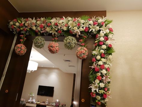 Door Flower Decoration, Front Door Decor Ideas, Door Decor Ideas, Small Wedding Decor, Home Flower Decor, Simple Stage Decorations, Gate Decoration, Garland Wedding Decor, House Warming Ceremony