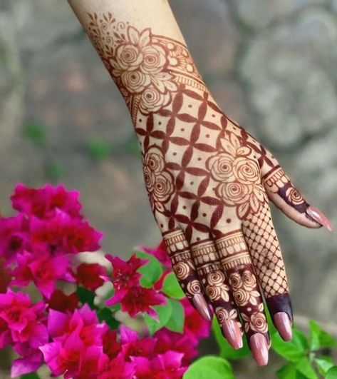 Rose Mehndi Back Hand, Baby Hand Mehndi Design Front Side, Back Hand Mehndi Designs Rose, Back Hand Rose Mehndi Designs, Full Hand Mehndi Designs Simple Easy Back Side, Rose Mehndi Designs Simple, Hand Mehndi Designs Simple Easy, Back Hand Mehndi Designs Simple, Mehendi Hands