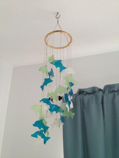 My new wind chime. Dolphins made from shells. The colors look so nice in my bedroom! Dolphin Nursery Theme, Dolphin Bathroom Ideas, Dolphin Mirror, Dolphin Bedroom, Dolphin Room Decor, Dolphin Decor, Aquatic Art, Fish Tank Decorations, Beach Girl