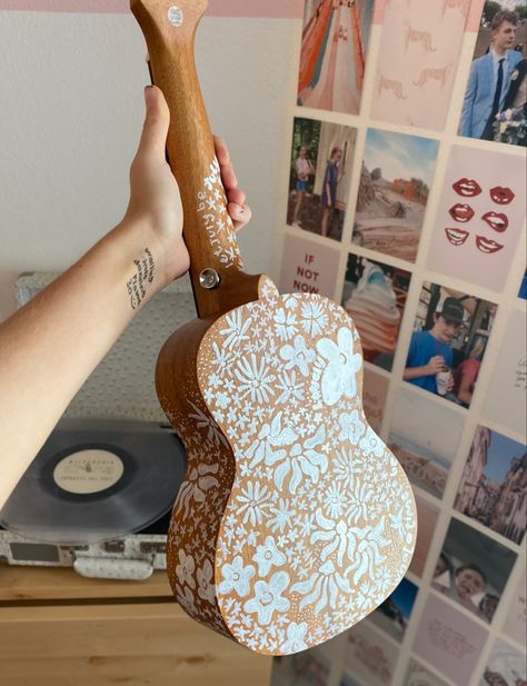 Ukalalee Aesthetic, Ukulele Diy Painted, Diy Painted Guitar, Ukulele Painting Ideas Aesthetic, Ukelele Painting Design, Paint On Ukulele, Pretty Ukulele, Ukelele Painted Aesthetic, Cute Ukulele