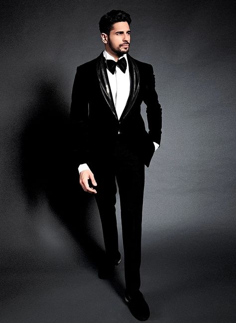 Groomsmen Outfits You Need To Know About! - Set My Wed - SetMyWed Reception Groom Outfit Suit, Cocktail Mens Outfit, Reception Tuxedo Grooms Indian, Reception Suit For Groom, Wedding Suit Ideas For Men, Sangeet Outfit For Men, Reception Suits, Wedding Suits Men Black, Rich Outfits