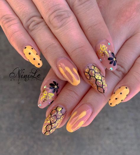 Honeycomb Nail Art, Honey Nails Design, Bumble Bee Nails Design, Bee Nails Design, Honeycomb Nails, Bumblebee Nails, Honey Nails, Nail Art Yellow, Bee Nail Art