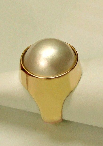 Mabe Pearl and 18k gold ring Pearl Ring Design, Pearl Rings, Mabe Pearl, Gold Statement Ring, Diamond Jewelry Designs, Amber Jewelry, Contemporary Jewellery, Buying Guide, Jewelry Vintage