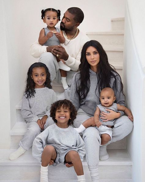 Gala Make Up, Kim Kardashian Wallpaper, Kim Kardashian Before, Kardashian Christmas, Kim Kardashian Family, Estilo Kim Kardashian, Kim Kardashian Makeup, Estilo Kardashian, Family Christmas Card