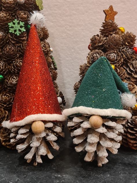 Pinecone Gnomes, Pinecone Crafts Christmas, Pinecone Christmas, Pine Cone Art, Christmas Crafts To Sell, Bazaar Crafts, Pinecone Ornaments, Christmas Crafts To Make, Cones Crafts